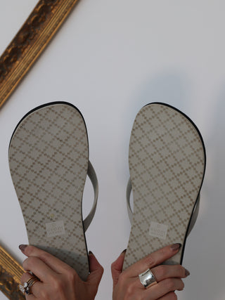 Gucci black two-tone rubber sandals with embossed GG logo, size 27 cm