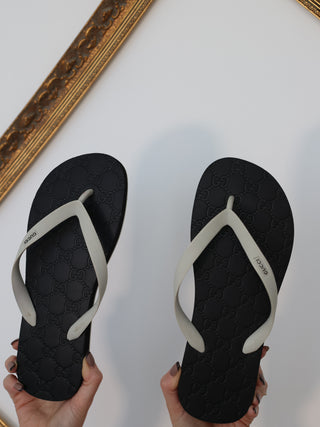 Gucci black two-tone rubber sandals with embossed GG logo, size 27 cm