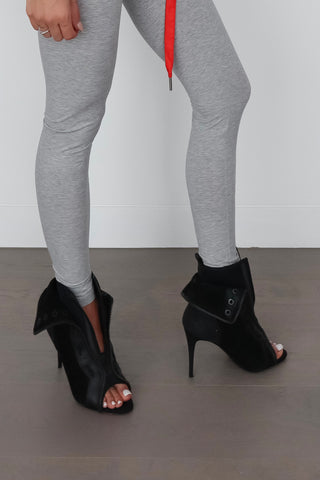 “Dsquared2 grey cotton leggings with black logo waistband, fitted silhouette, photographed on model.”