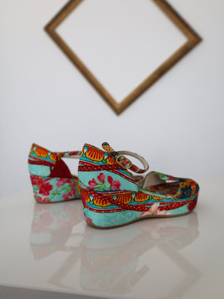 Dolce & Gabbana girls floral wedge sandals size 33.
