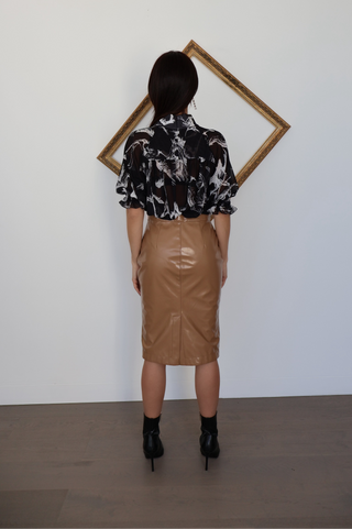 Burberry beige leather pencil skirt in size 38, shown in close-up and full-length views highlighting its smooth leather finish and elegant pencil silhouette