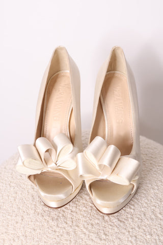Vera Wang Satin Heels – Size 40