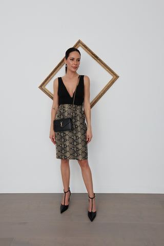 A timeless Saint Laurent classic, the Small Envelope Wallet on Chain is a refined essential crafted from smooth black leather and finished with the iconic gold-toned YSL monogram.